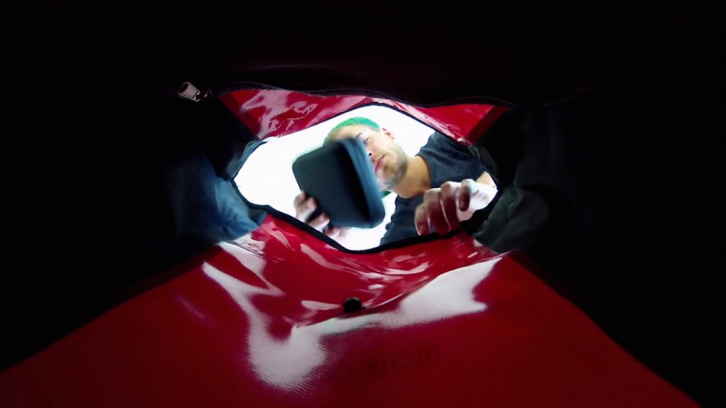 Kreative Perspektive: Felix film aus der Packtasche heraus